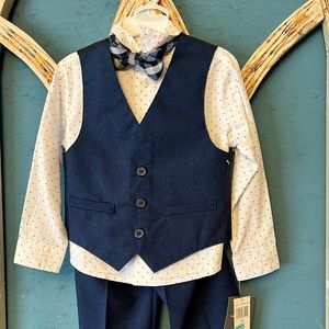 Boys Van Heusen suit. New with tags. Size 3t.
